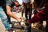 Mężczyźni nalewający sok z ananasa do bambusowych kubków
